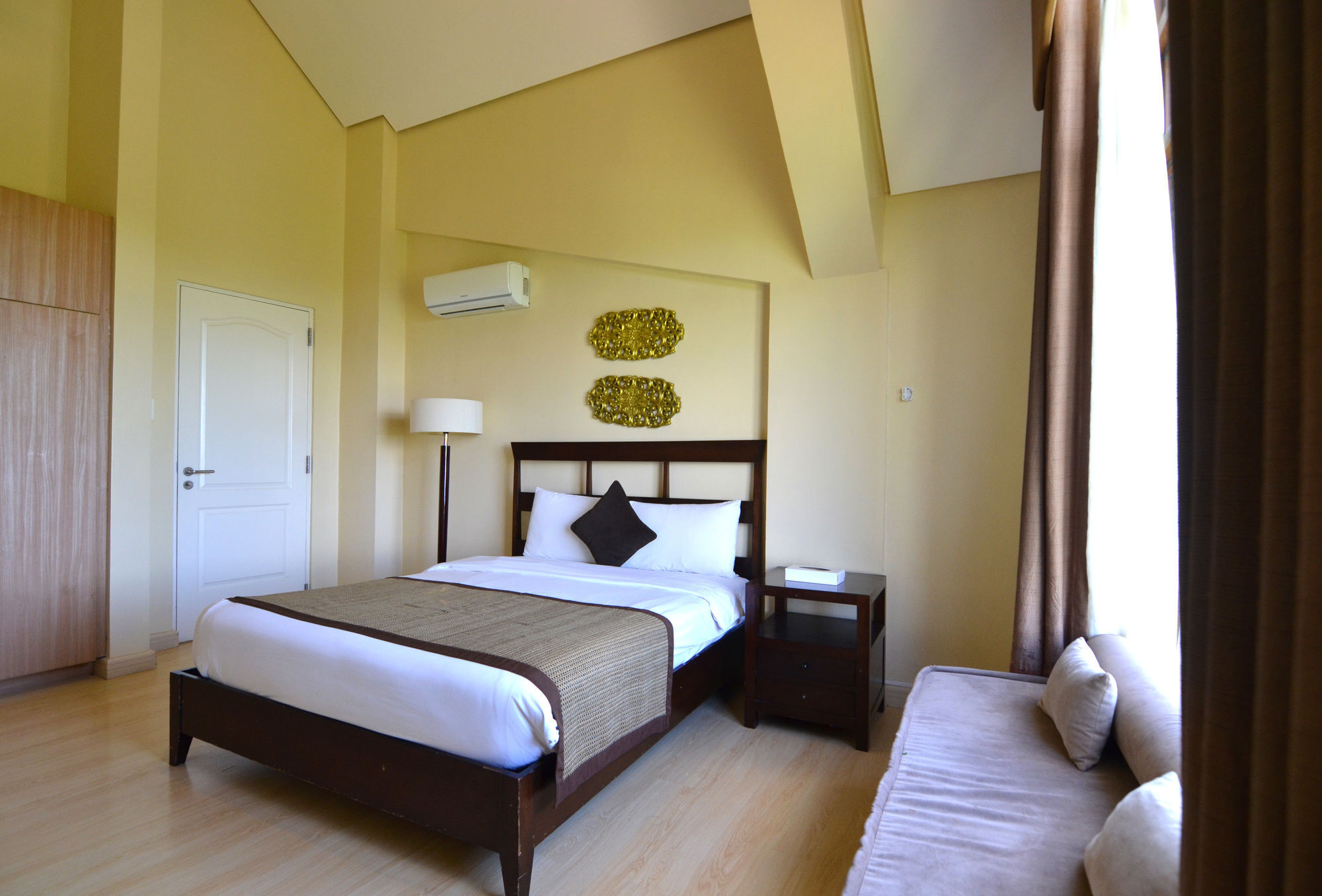 Crosswinds Resort Suites Tagaytay City Exterior foto